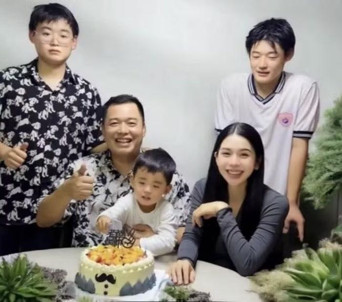 Gia đình hạnh phúc một thời của Tôn Bằng, Hằng Du Mục