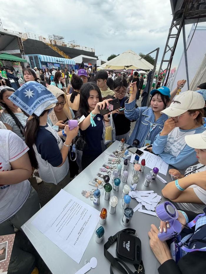 Người hâm mộ thử nước hoa tại booth của nhà tài trợ. Nguồn: @fperfume.miracle