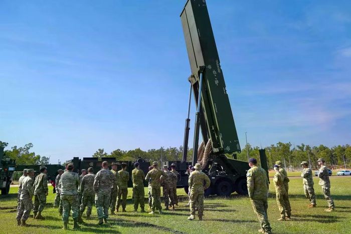 Với giá thành chế tạo một tên lửa siêu thanh dành cho tàu khu trục Zumwalt, Hải quân Mỹ có thể mua được gần 27 tên lửa Tomahawk, trong khi chi phí của một quả đạn Dark Eagle tương đương khoảng 25 tên lửa PrSM.