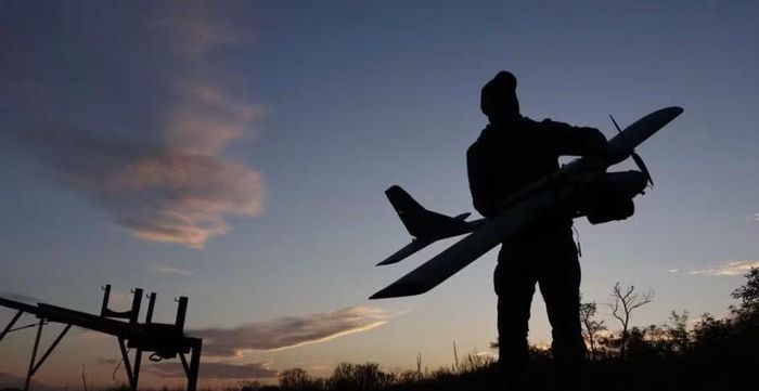 Lợi ích không chỉ giới hạn ở UAV tấn công. Các phương tiện trinh sát có thể truyền hình ảnh về sở chỉ huy, giúp lực lượng mặt đất cập nhật tình hình.