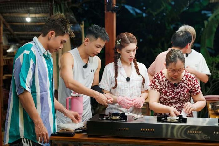 Các nghệ sĩ dần quen với công việc của một nhân viên quán ăn thực thụ