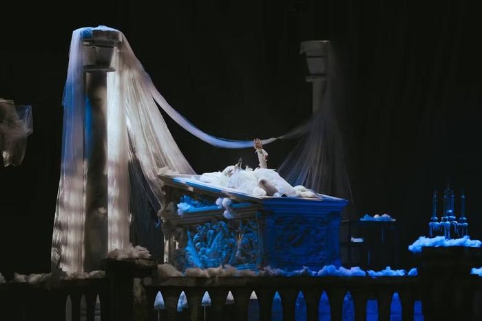 Sau nhiều ca sĩ, đến lượt Phùng Khánh Linh cũng nằm hát trong lâu đài cổ tích của mình