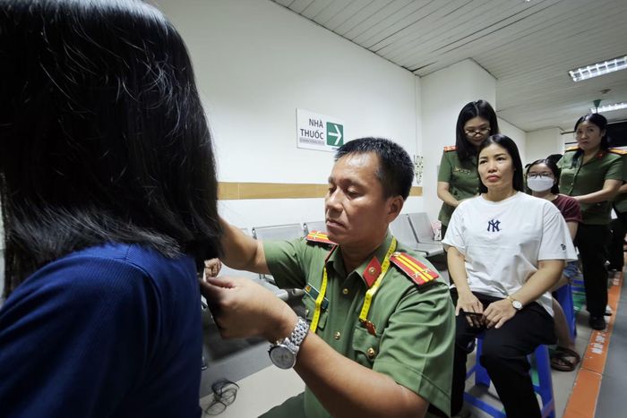 Nam cán bộ Phòng Tổ chức cán bộ - CATP Hà Nội làm nhiều người ngạc nhiên với sự khéo tay của mình