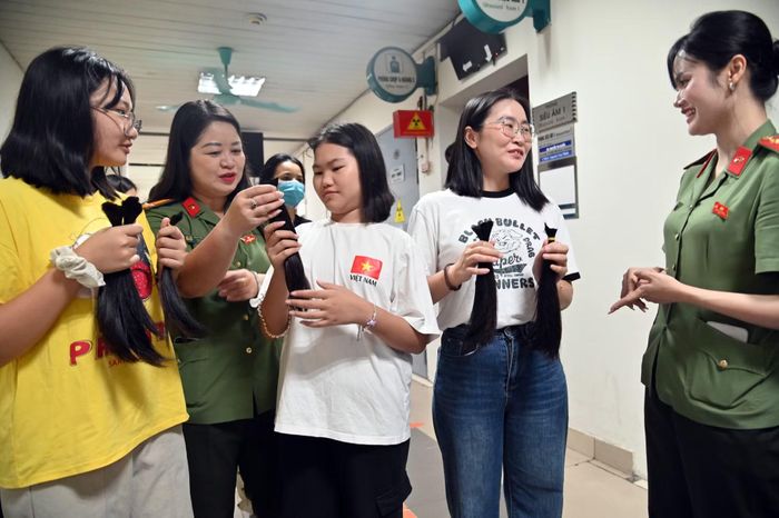 3 mẹ con cùng hiến tóc tặng bệnh nhân ung thư