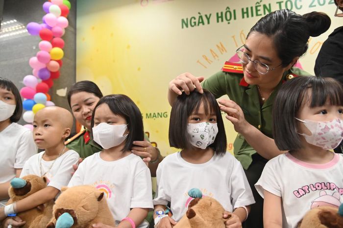 Những bệnh nhi nhỏ tuổi nhất nhận tóc trước.
