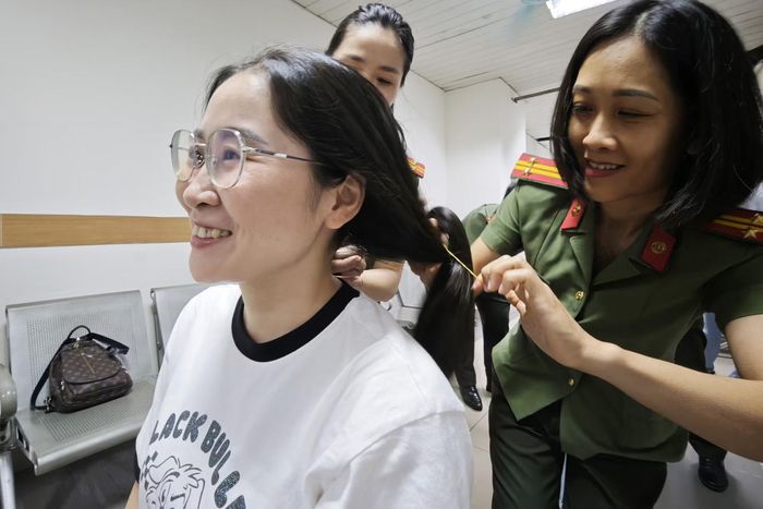 Niềm vui của bà mẹ cùng 2 con đi hiến tóc