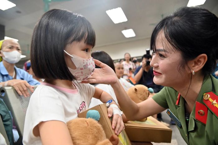 Chị Hà Mi và Ngọc - bệnh nhân nhi vừa nhận tóc.