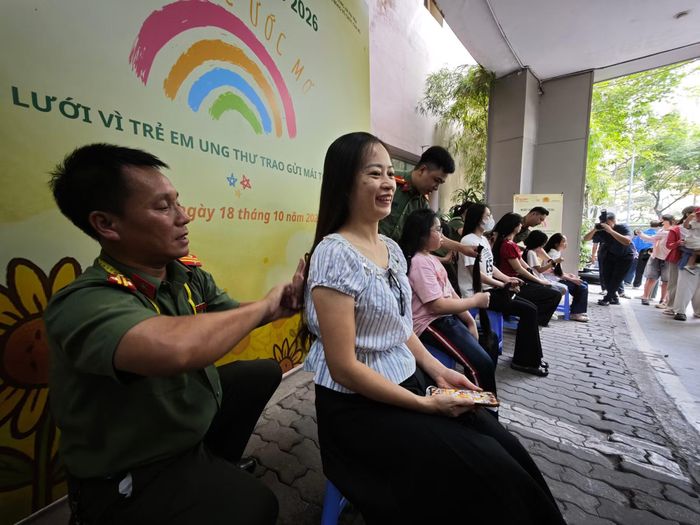 Cán bộ công an Thủ đô tất bật phục vụ người hiến tóc đến tận trưa