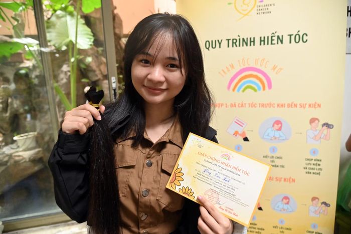 Giấy chứng nhận hiến tóc, kèm lời cảm ơn của Trạm tóc ước mơ.