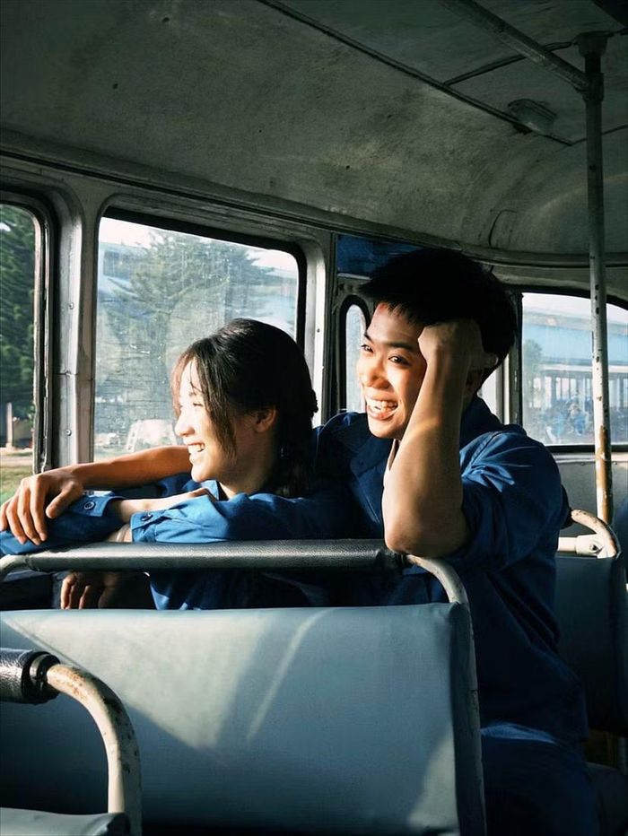 Khoảnh khắc ‘tình bể tình’ của Huy Tít và Hải Vy. Cả hai có chuyện tình đẹp trong ‘Bò sữa bay’