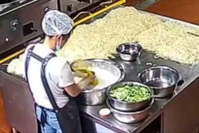 Nhân viên nhà bếp đã trộn sơn vào thực phẩm để món ăn trông ngon hơn