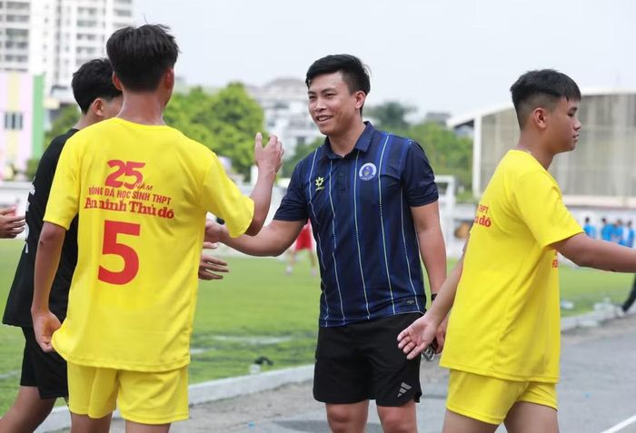 ... khi thầy trò hai đội đến bắt tay nhau
