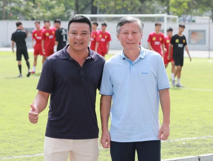 Dự khán và theo dõi trận đấu có thầy Đoàn Minh Châu - Hiệu trưởng THPT Xuân Phương (bên phải). Ông là người từng 3 lần vô địch giải khi còn là Hiệu trưởng THPT Nguyễn Thị Minh Khai