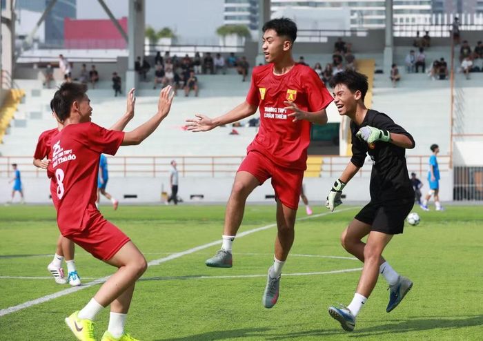 Ngay phút thứ 5, Gia Bảo đã mở tỉ số cho trường Lê Văn Thiêm