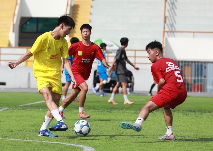 Không chấp nhận bị dẫn bàn, trường Xuân Phương dần lấy lại quyền kiểm soát bóng