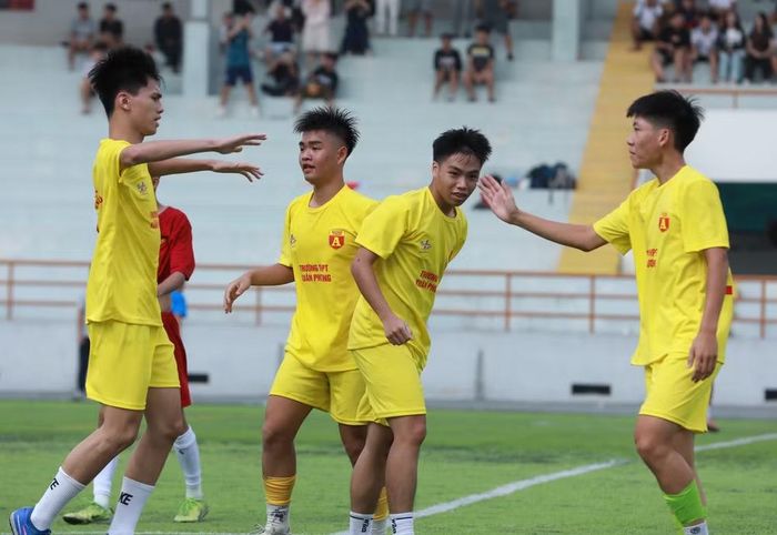 Bàn gỡ hòa quý giá cho đội bóng áo vàng