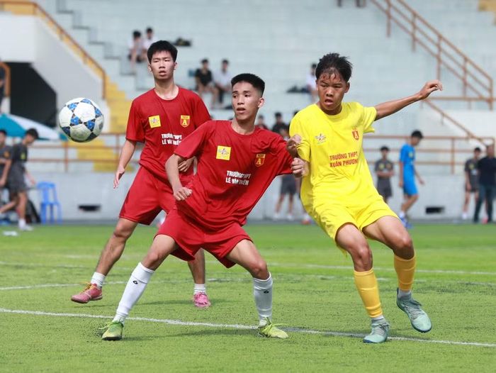 Trận đấu càng trở nên háp dẫn hơn với những pha đôi công sau đó