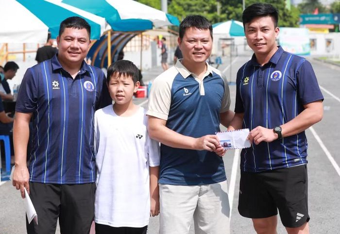 Đại diện phụ huynh trường Lê Văn Thiêm kịp thời "thưởng nóng" sau trận ra quân của toàn đội.