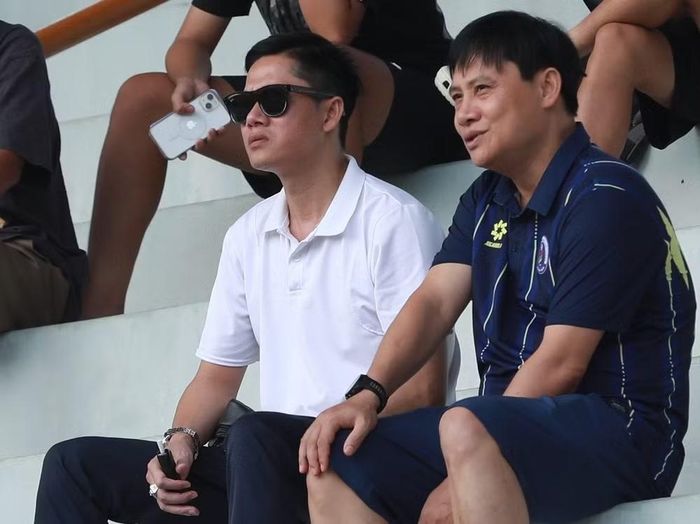Theo dõi các cầu thủ thi đấu từ khán đài có thầy Nguyễn Công Sở - Hiệu trưởng THPT Lê Văn Thiêm (bên phải)
