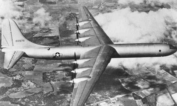 Máy bay sử dụng 6 động cơ piston Pratt &amp; Whitney R-4360 bố trí theo kiểu “đẩy”, với cánh quạt nằm phía sau cánh.