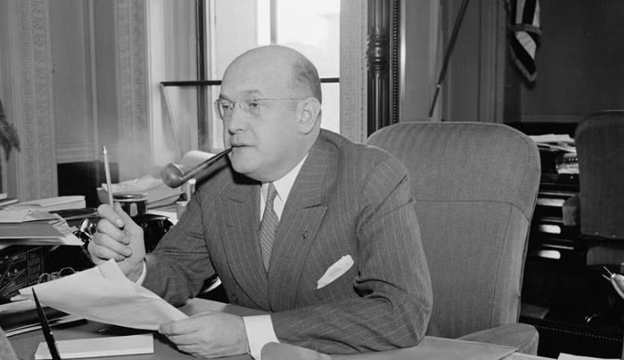 Mâu thuẫn trở nên gay gắt khi Bộ trưởng Quốc phòng Mỹ Louis Johnson quyết định hủy tàu sân bay USS United States vào tháng 4/1949, chỉ vài ngày sau khi con tàu được khởi đóng.