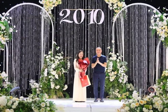 Trung tá Nguyễn Ngọc Bích - Phó Trưởng ban Công tác nữ CATP Hà Nội nhận bó hoa tươi thắm cùng lời chúc mừng chân thành từ đại diện Phòng Cảnh sát giao thông