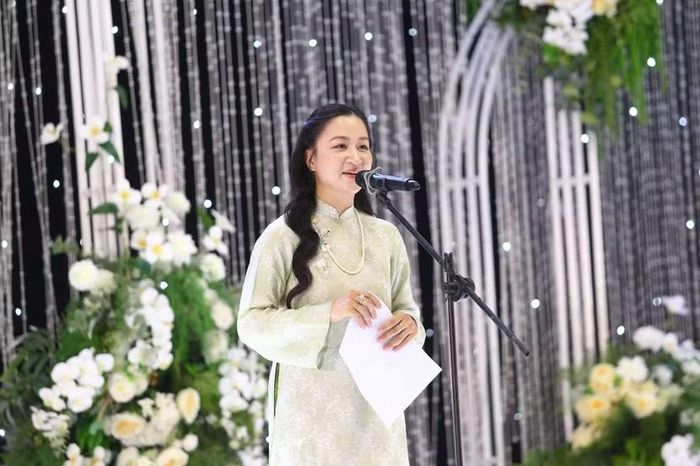 Thiếu tá Nguyễn Thị Hồng Nhung - Chủ tịch Hội Phụ nữ Phòng Cảnh sát giao thông bày tỏ niềm xúc động cũng như sự động viên tinh thần đối với chị em phụ nữ trong toàn đơn vị