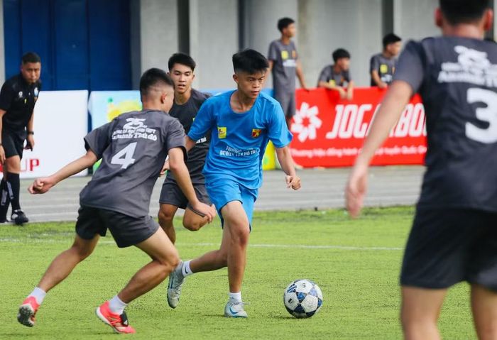 Bên cạnh đó, THPT Dewey Tây Hồ Tây cũng nỗ lực tận dụng cơ hội để lên bóng, dứt điểm