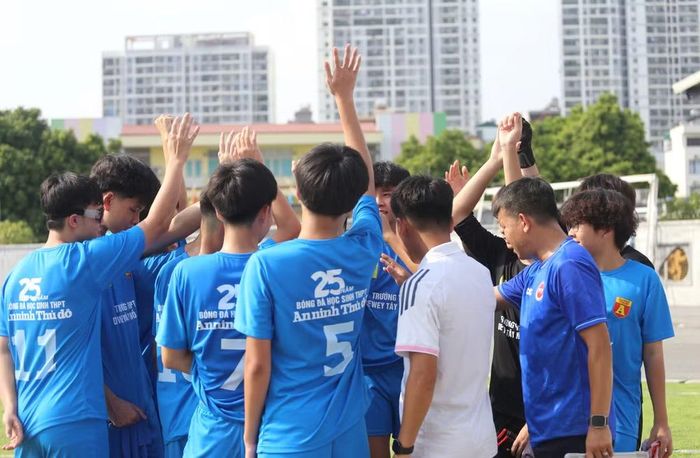Dù chạm trán đối thủ mạnh, song thầy và trò trường THPT Dewey Tây Hồ Tây vẫn vào trận với quyết tâm, sự tự tin cao nhất
