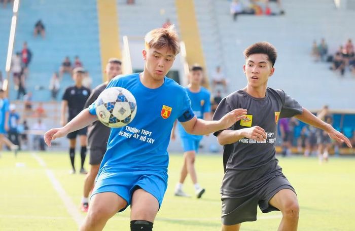Khu trung tuyến nóng bóng với các pha tranh bóng quyết liệt từ cầu thủ hai đội