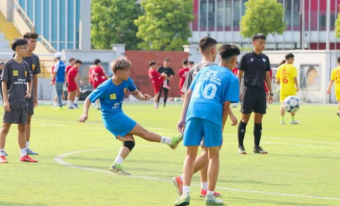 Phút 40, THPT Dewey Tây Hồ Tây được hưởng penalty, đội trưởng Dương Lý Gia Minh (số 8) thực hiện không thành công