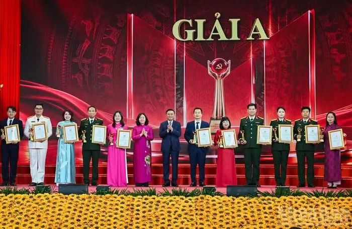 Thường trực Ban Bí thư Trần Cẩm Tú và Chủ tịch Ủy ban Trung ương Mặt trận Tổ quốc Việt Nam Bùi Thị Minh Hoài trao giải A cho các tác giả, nhóm tác giả