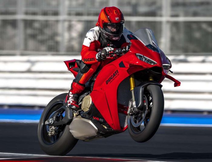 Panigale V4 đời 2027 tại đường đua Vallelunga