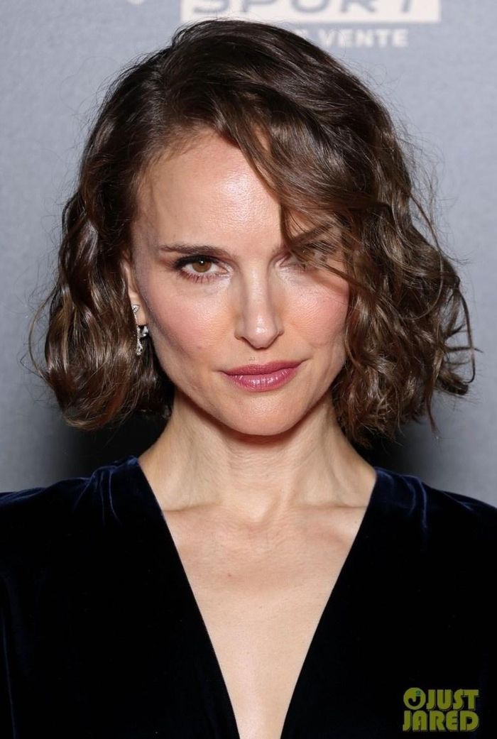  Natalie Portman tặng cuốn Cloud Atlas cho nhiều người quen. Ảnh: Just Jared. 