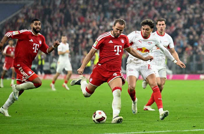 Harry Kane ghi 102 bàn sau 100 trận Bundesliga, bỏ xa kỷ lục 72 bàn của Timo Konietzka trong cùng số lần ra sân.