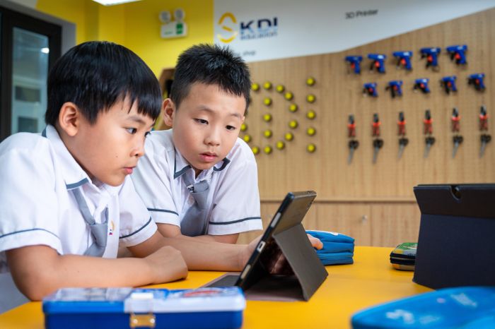  Việc triển khai lớp học số cần dựa trên sự sẵn sàng của nhà trường và sự phối hợp của phụ huynh. Ảnh minh họa: Đinh Hà.