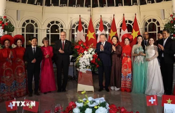 Tổng Bí thư, Chủ tịch nước Tô Lâm và Phu nhân Ngô Phương Ly cùng Tổng thống Thụy Sĩ Guy Parmelin và Phu nhân Caroline Parmelin tặng hoa cho các nghệ sĩ. Ảnh: Thống Nhất/TTXVN.