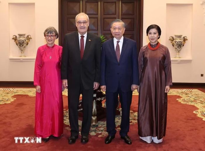 Tổng Bí thư, Chủ tịch nước Tô Lâm và Phu nhân Ngô Phương Ly cùng Tổng thống Thụy Sĩ Guy Parmelin và Phu nhân Caroline Parmelin chụp ảnh chung. Ảnh: Thống Nhất/TTXVN.
