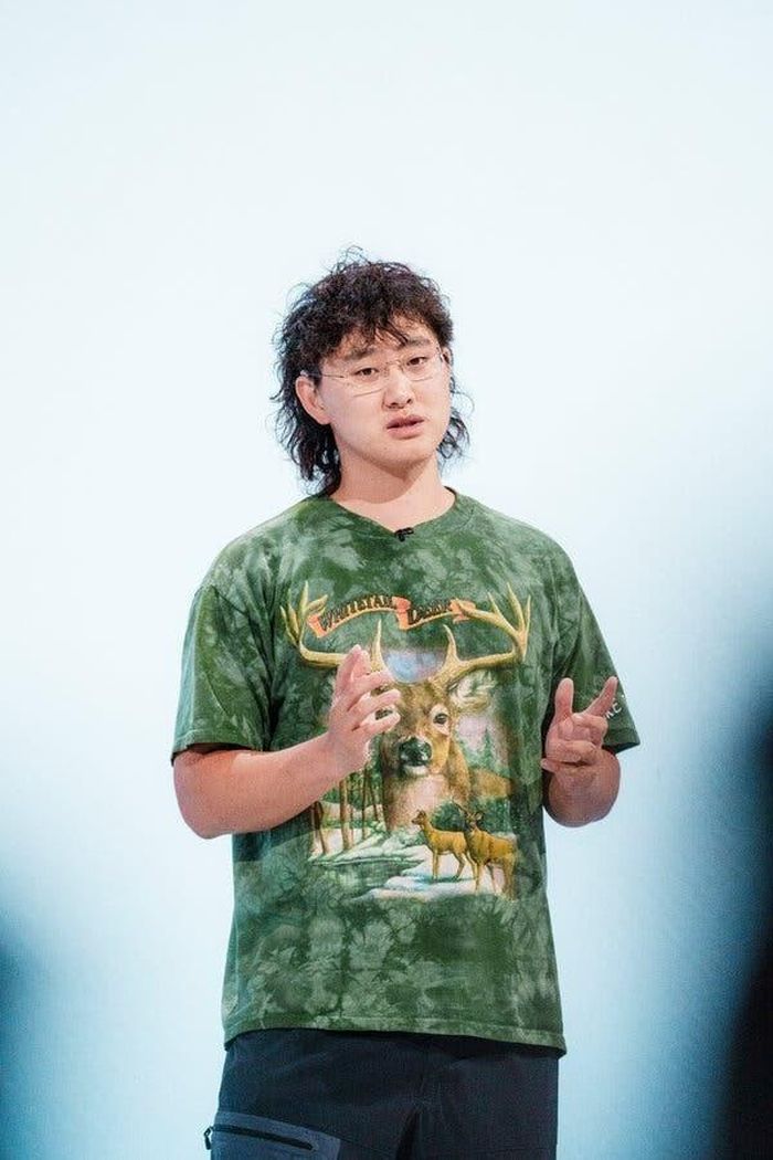  Alexandr Wang gây chú ý với phong cách sử dụng mạng xã hội hài hước, thường xuyên đăng meme lên trang cá nhân. Ảnh: The New York Times. 