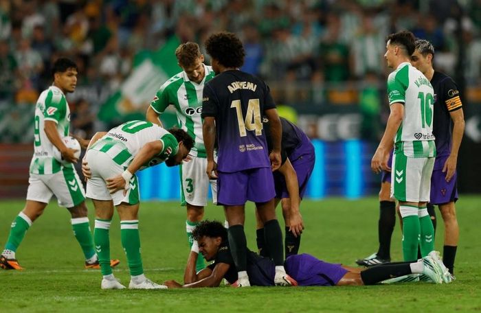  Yamal từng có màn đáp trả khán giả Sevilla sau khi liên tục bị la ó trong trận đấu hồi tháng 9. 