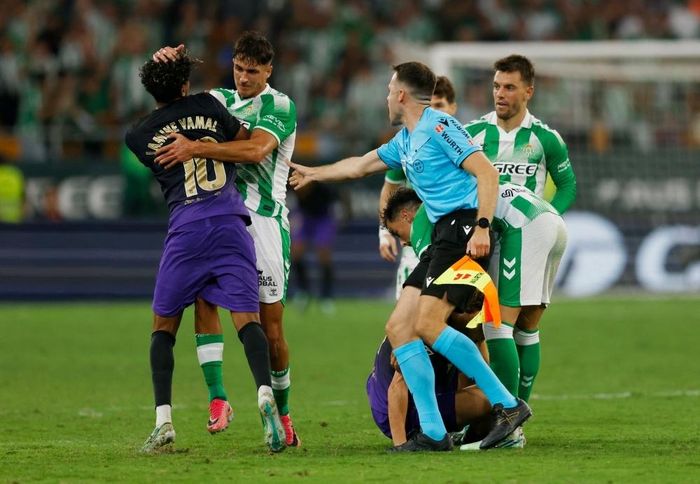  Facundo Bernal bị truất quyền thi đấu sau hành vi húc đầu vào Yamal trong trận Betis thua Barcelona 2-5. 