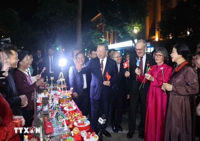 Tổng Bí thư, Chủ tịch nước Tô Lâm và Phu nhân cùng Tổng thống Parmelin và Phu nhân sau đó gặp gỡ các nghệ nhân tò he trên phố đi bộ, được tặng tò he mang hình quốc kỳ Việt Nam và Thụy Sĩ. Tổng thống Thụy Sĩ Guy Parmelin bày tỏ sự thích thú với sản phẩm tò he của những nghệ nhân làng Xuân La - nét văn hóa dân gian Việt Nam độc đáo trên phố đi bộ hồ Hoàn Kiếm.