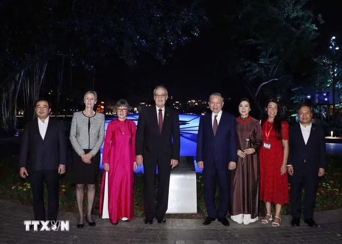 Tổng Bí thư, Chủ tịch nước Tô Lâm và Phu nhân cùng Tổng thống Thụy Sĩ Guy Parmelin và Phu nhân chụp ảnh chung với các đại biểu cạnh chiếc "Đồng hồ hoa Thụy Sĩ" khổng lồ bên hồ Hoàn Kiếm - món quà ý nghĩa của Thị trưởng thành phố Bern (Thụy Sĩ) dành tặng Thủ đô Hà Nội nhân dịp Đại lễ 1.000 năm Thăng Long - Hà Nội (năm 2010).