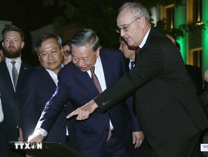 Tổng Bí thư, Chủ tịch nước Tô Lâm và Phu nhân cùng Tổng thống Thụy Sĩ Guy Parmelin và Phu nhân xem họa sĩ trên phố đi bộ ký họa chân dung Tổng thống Thụy Sĩ Guy Parmelin và Phu nhân.