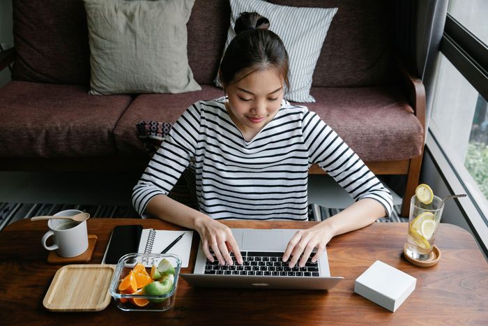  Thanh niên "3 không" có thể tận dụng AI để cập nhật kiến thức và chuẩn bị ứng tuyển. Ảnh minh họa: Sarah Chai/Reuters.