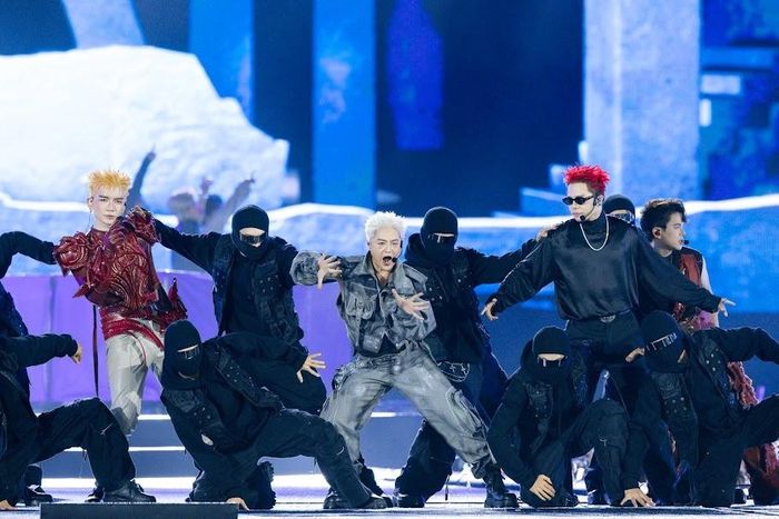 Concert quy tụ 33 nghệ sĩ, gây ấn tượng với sân khấu quy mô lớn cùng nhiều tiết mục khai thác chất liệu văn hóa truyền thống