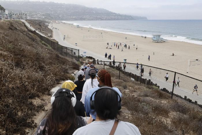  Một chuyến đi bộ nghe sách nói ở Los Angeles. Ảnh: LA Times.