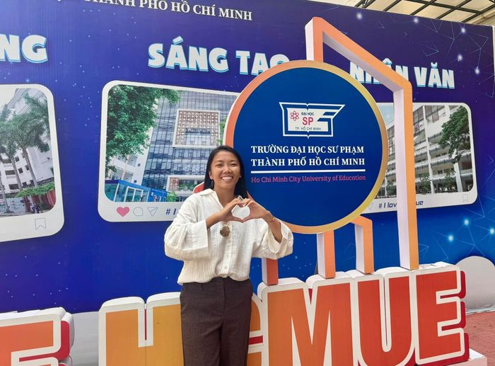 Huỳnh Như trong ngày bảo vệ luận văn thạc sĩ. Ảnh: FBNV.