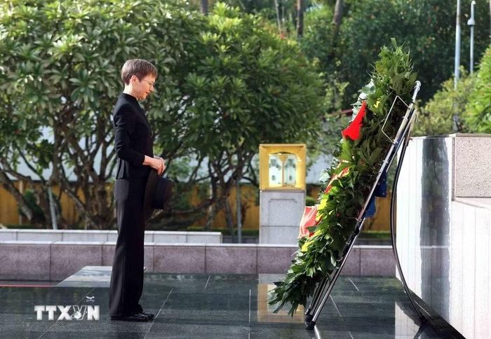 Trước đó, sáng 18/10, Thủ tướng Công quốc Liechtenstein Brigitte Haas đến đặt vòng hoa và vào Lăng viếng Chủ tịch Hồ Chí Minh; đặt vòng hoa tại Đài tưởng niệm các Anh hùng liệt sĩ trên đường Bắc Sơn, Hà Nội.