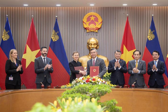 Hai Thủ tướng chứng kiến lễ ký kết Hiệp định loại bỏ việc đánh thuế hai lần đối với các loại thuế đánh vào thu nhập và ngăn ngừa việc trốn và đánh thuế giữa Việt Nam và Lestenstein.